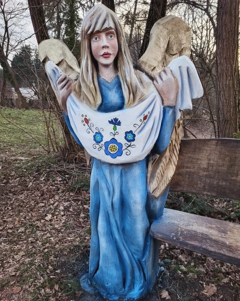 Malowane rzeźby drewniane