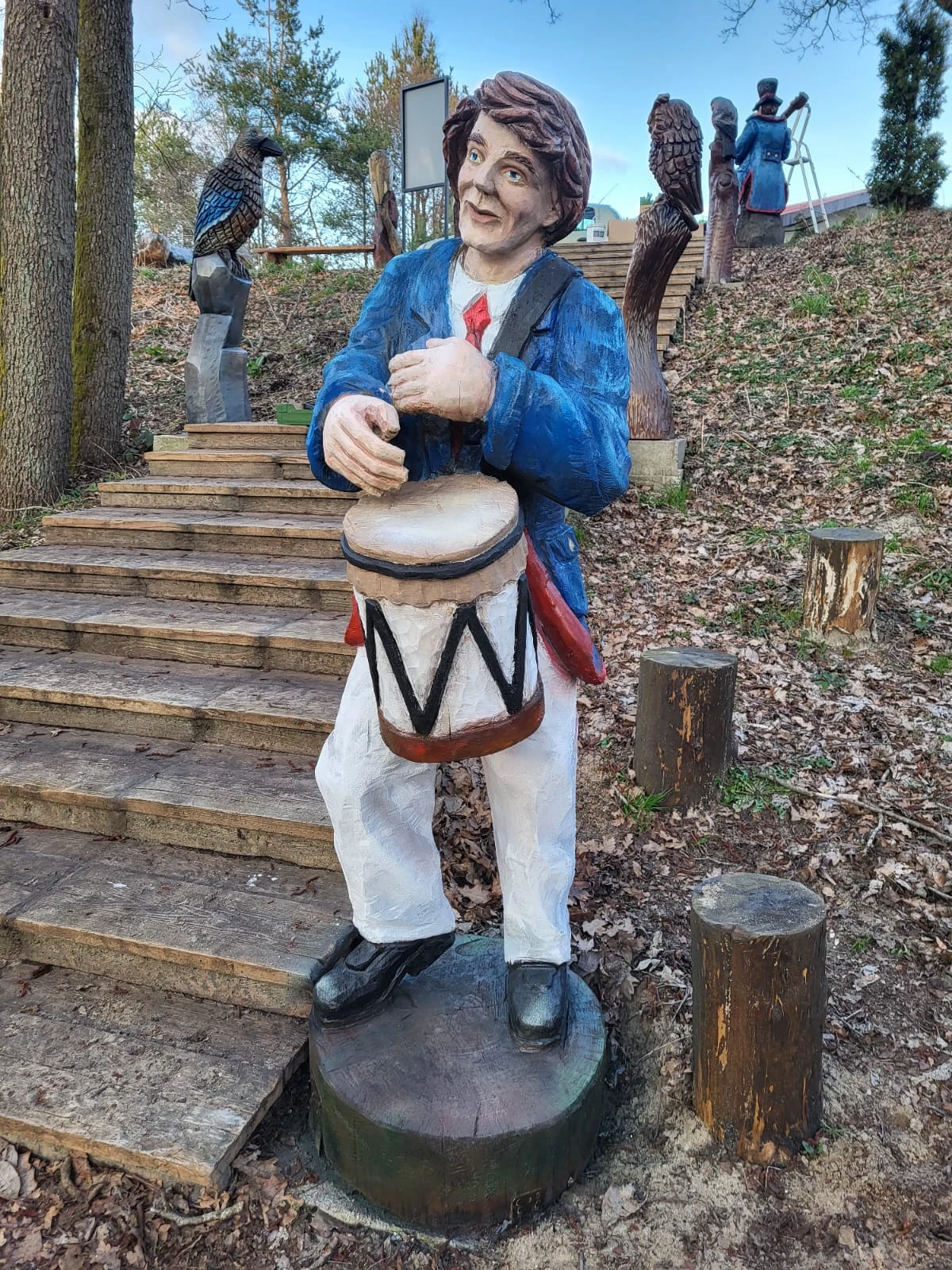 Malowane rzeźby drewniane