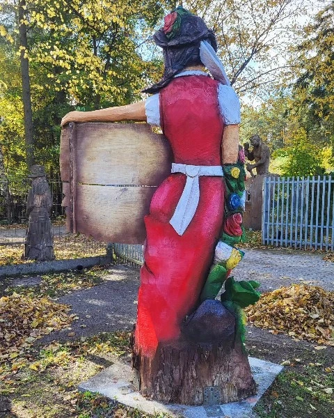 Malowane rzeźby drewniane